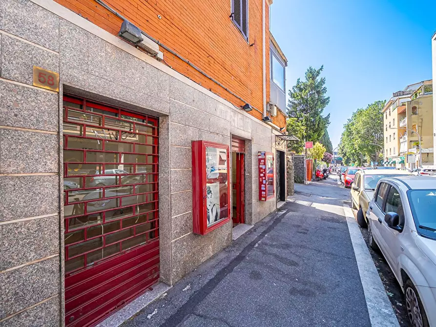 Immagine 3 di Negozio in vendita  in Via Degli Orti Della Farnesina a Roma