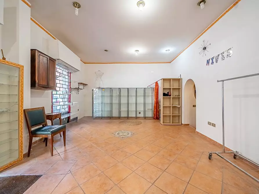 Immagine 4 di Negozio in vendita  in Via Degli Orti Della Farnesina a Roma