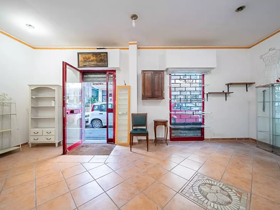 Immagine 5 di Negozio in vendita  in Via Degli Orti Della Farnesina a Roma