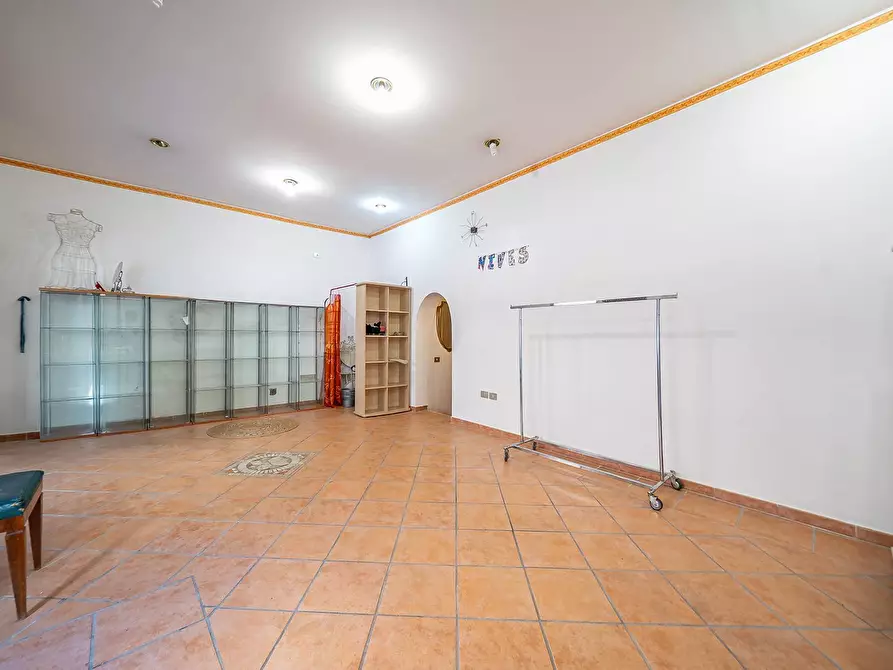 Immagine 8 di Negozio in vendita  in Via Degli Orti Della Farnesina a Roma