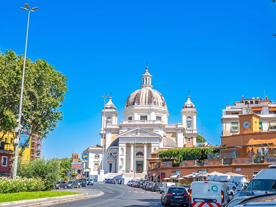 Immagine 9 di Negozio in vendita  in Via Degli Orti Della Farnesina a Roma