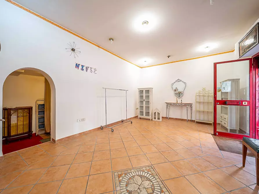 Immagine 11 di Negozio in vendita  in Via Degli Orti Della Farnesina a Roma