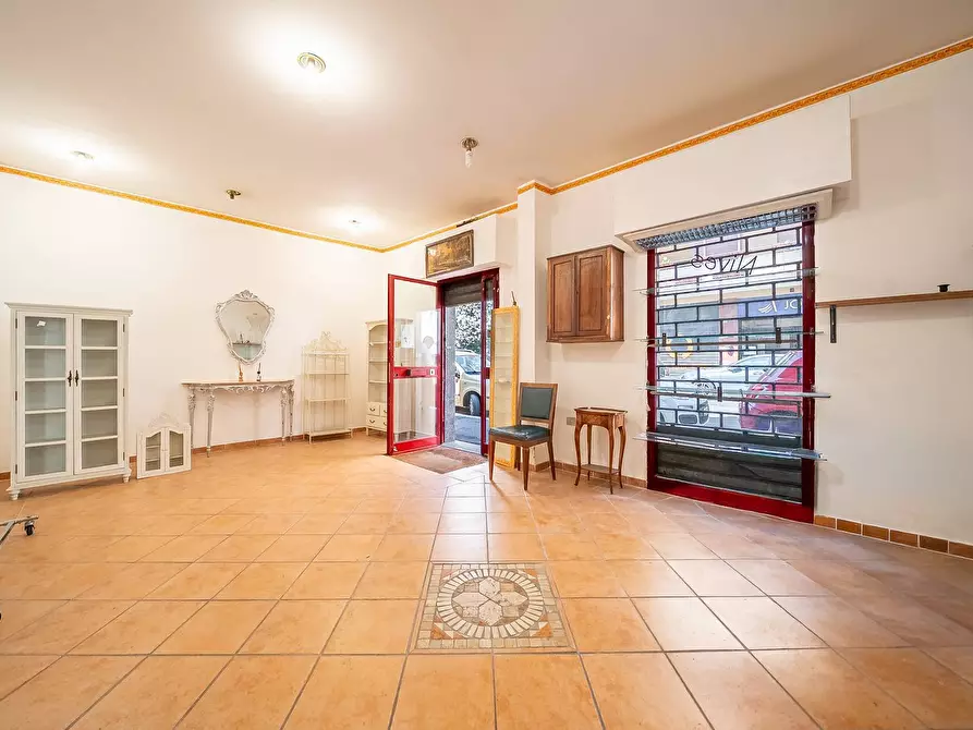 Immagine 12 di Negozio in vendita  in Via Degli Orti Della Farnesina a Roma
