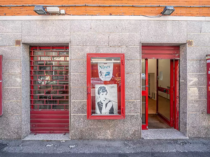 Immagine 13 di Negozio in vendita  in Via Degli Orti Della Farnesina a Roma