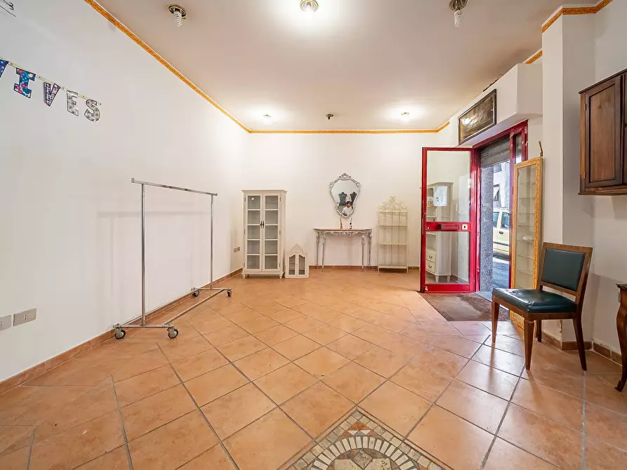 Immagine 14 di Negozio in vendita  in Via Degli Orti Della Farnesina a Roma