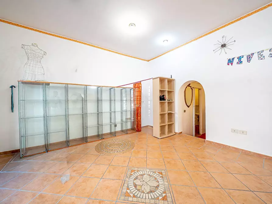 Immagine 15 di Negozio in vendita  in Via Degli Orti Della Farnesina a Roma