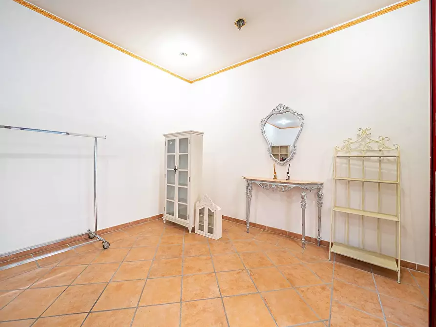 Immagine 16 di Negozio in vendita  in Via Degli Orti Della Farnesina a Roma