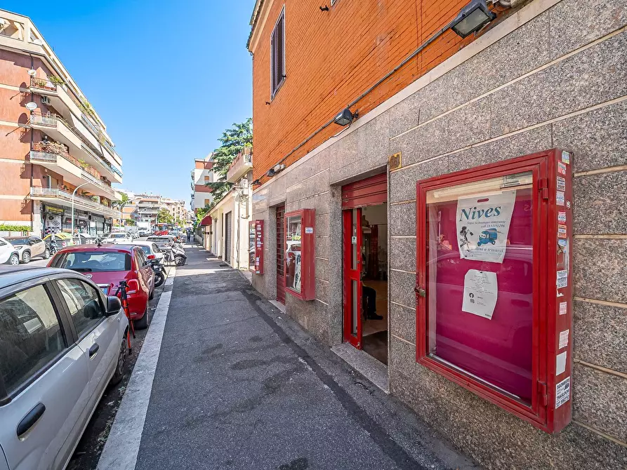 Immagine 17 di Negozio in vendita  in Via Degli Orti Della Farnesina a Roma