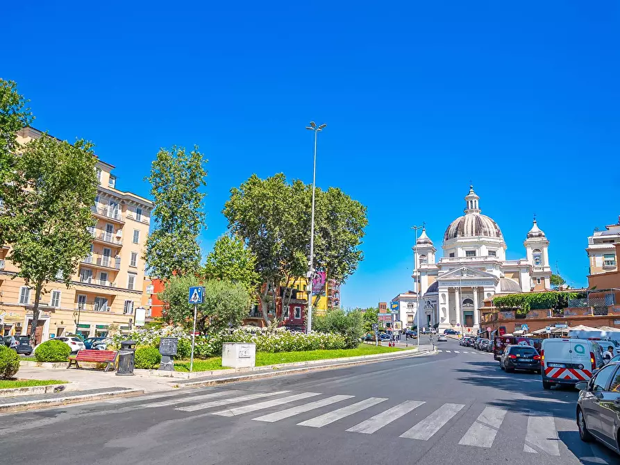 Immagine 18 di Negozio in vendita  in Via Degli Orti Della Farnesina a Roma