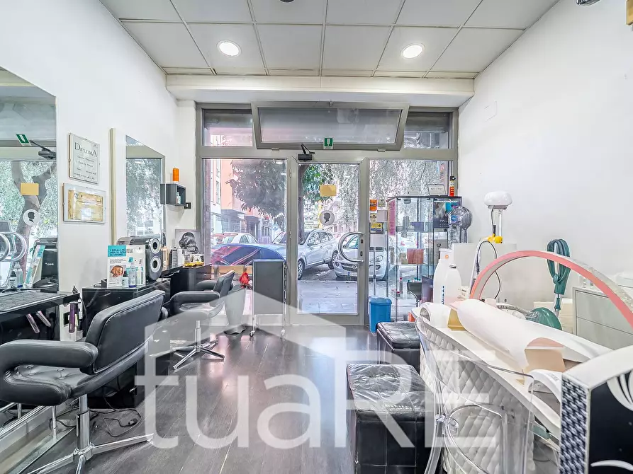 Immagine 2 di Negozio in vendita  in Via Antonino Lo Surdo a Roma