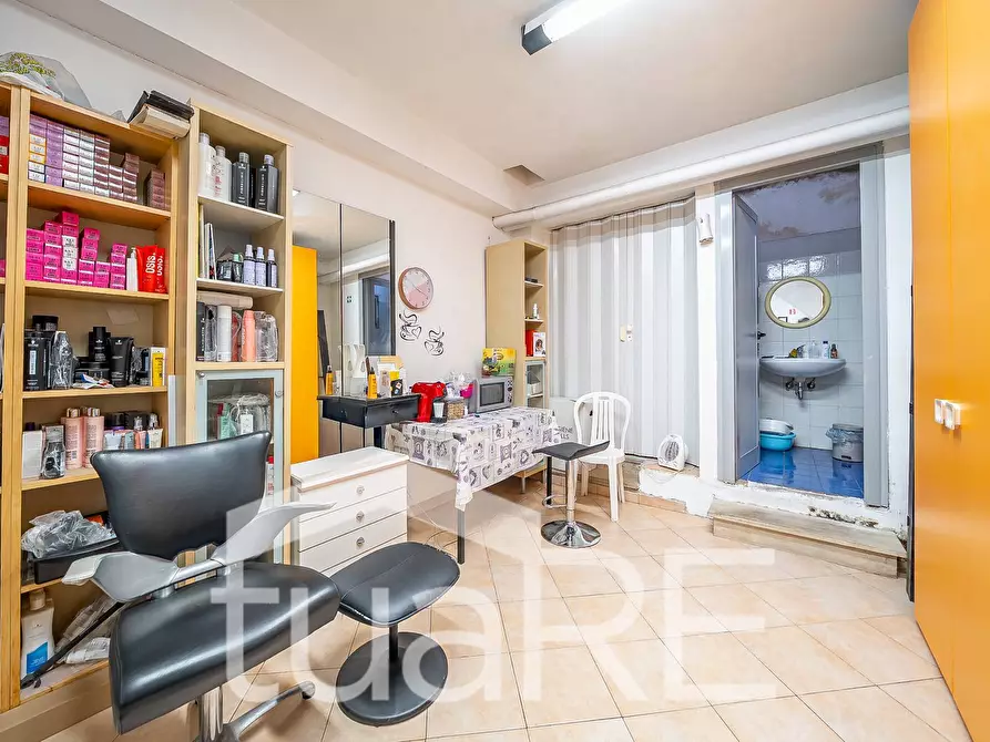 Immagine 7 di Negozio in vendita  in Via Antonino Lo Surdo a Roma