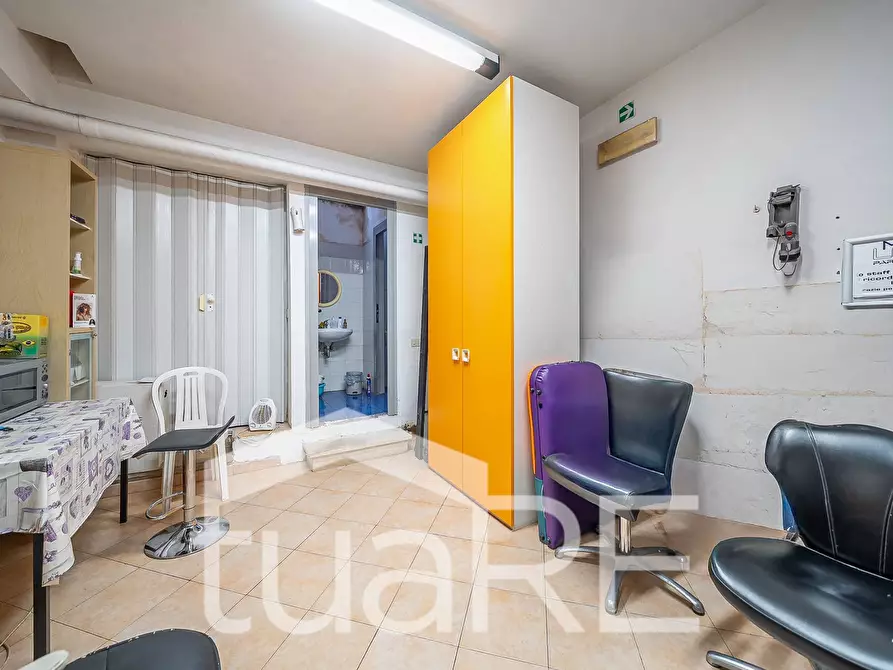 Immagine 8 di Negozio in vendita  in Via Antonino Lo Surdo a Roma