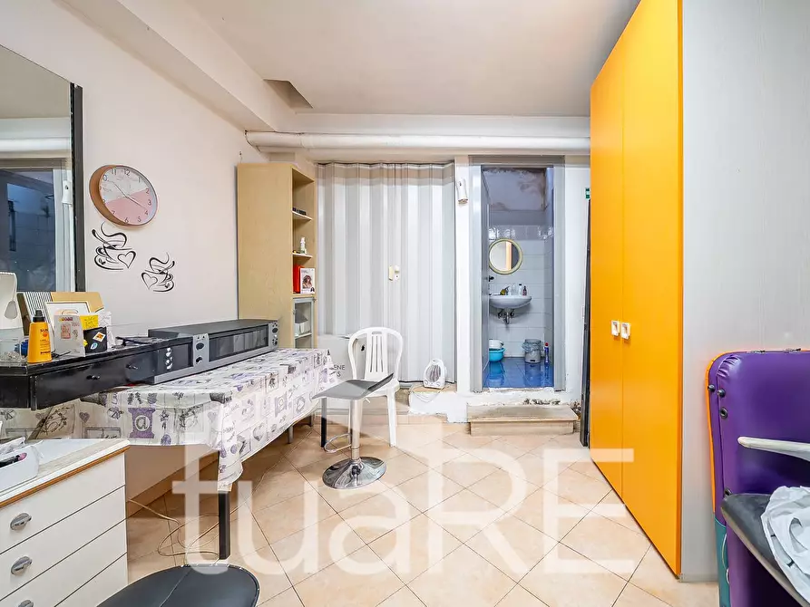 Immagine 12 di Negozio in vendita  in Via Antonino Lo Surdo a Roma