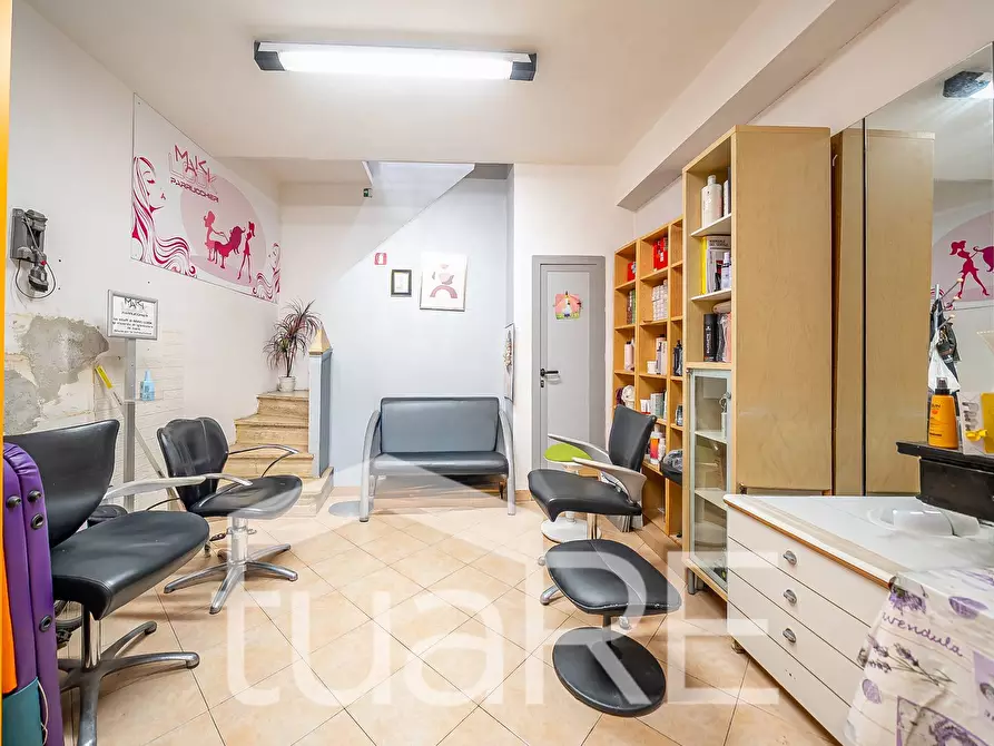 Immagine 13 di Negozio in vendita  in Via Antonino Lo Surdo a Roma