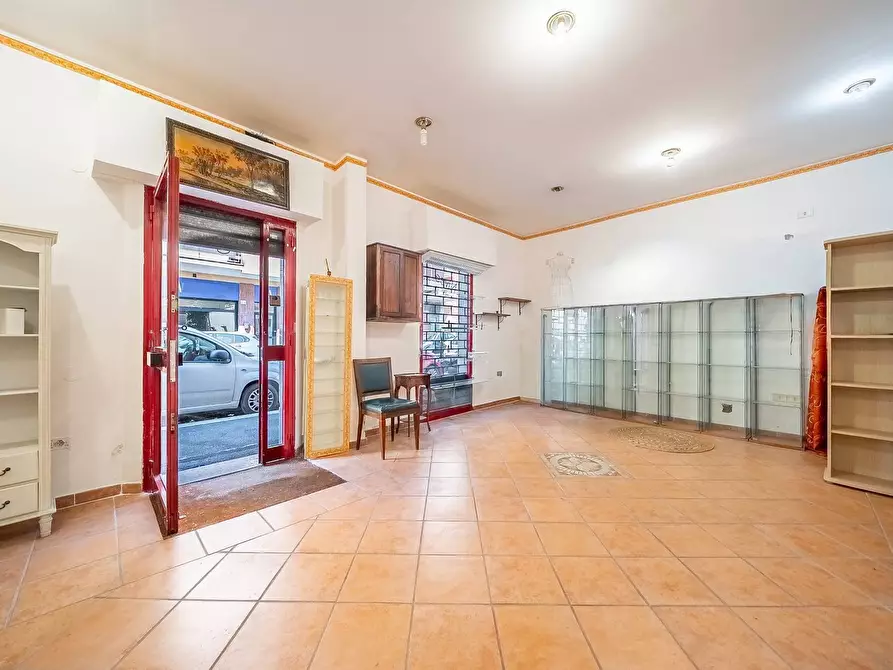 Immagine 2 di Negozio in vendita  in Via Degli Orti Della Farnesina a Roma
