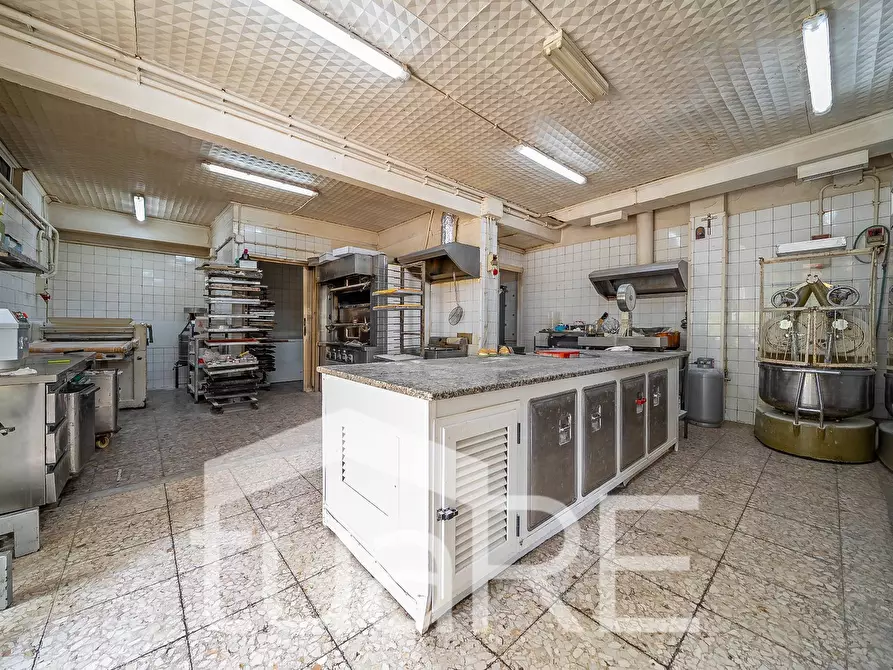 Immagine 4 di Negozio in vendita  in Via Dei Monti Di Primavalle a Roma