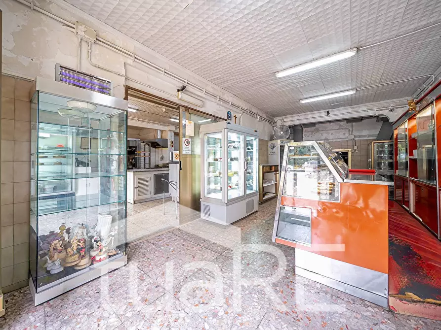 Immagine 6 di Negozio in vendita  in Via Dei Monti Di Primavalle a Roma