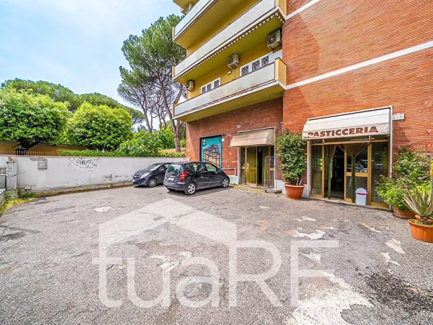 Immagine 10 di Negozio in vendita  in Via Dei Monti Di Primavalle a Roma