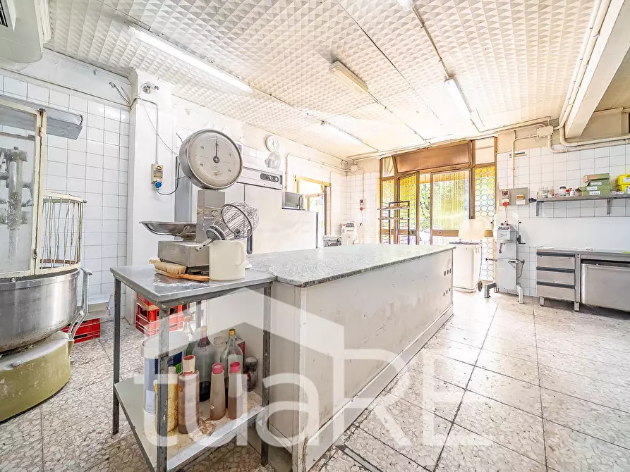 Immagine 11 di Negozio in vendita  in Via Dei Monti Di Primavalle a Roma