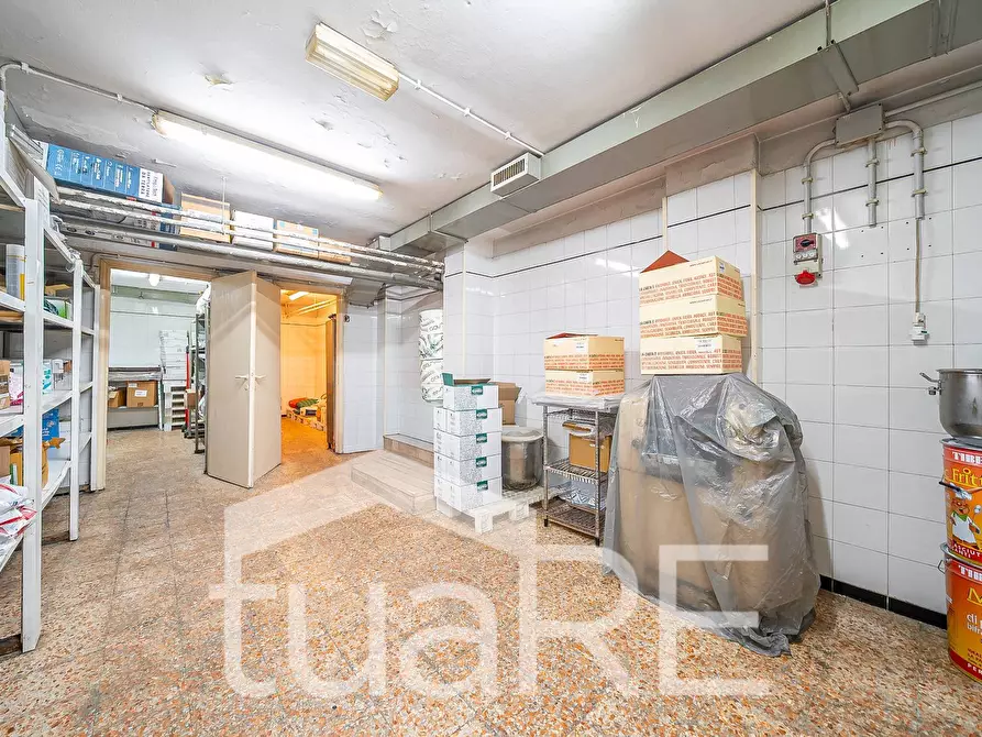 Immagine 15 di Negozio in vendita  in Via Dei Monti Di Primavalle a Roma