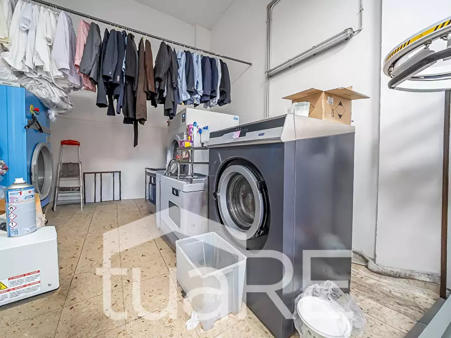 Immagine 6 di Negozio in vendita  in Via Luigi Kossuth a Roma