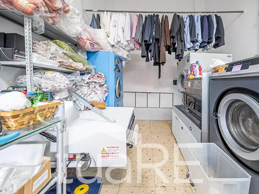 Immagine 11 di Negozio in vendita  in Via Luigi Kossuth a Roma