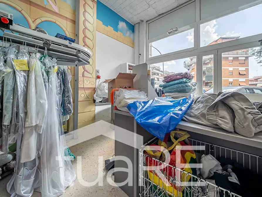 Immagine 14 di Negozio in vendita  in Via Luigi Kossuth a Roma