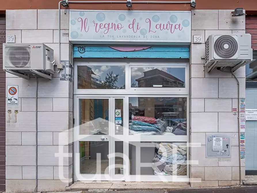 Immagine 17 di Negozio in vendita  in Via Luigi Kossuth a Roma