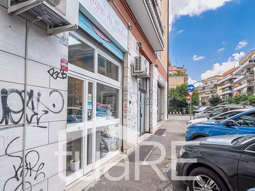 Immagine 18 di Negozio in vendita  in Via Luigi Kossuth a Roma