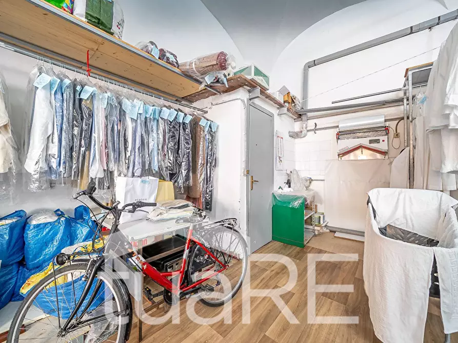 Immagine 14 di Negozio in vendita  in Via Germanico a Roma