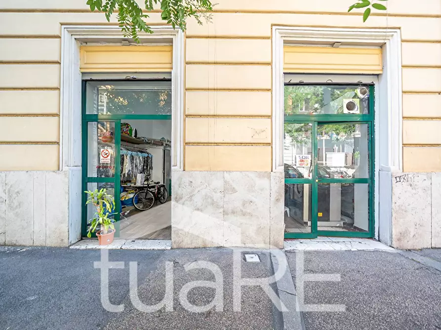Immagine 16 di Negozio in vendita  in Via Germanico a Roma