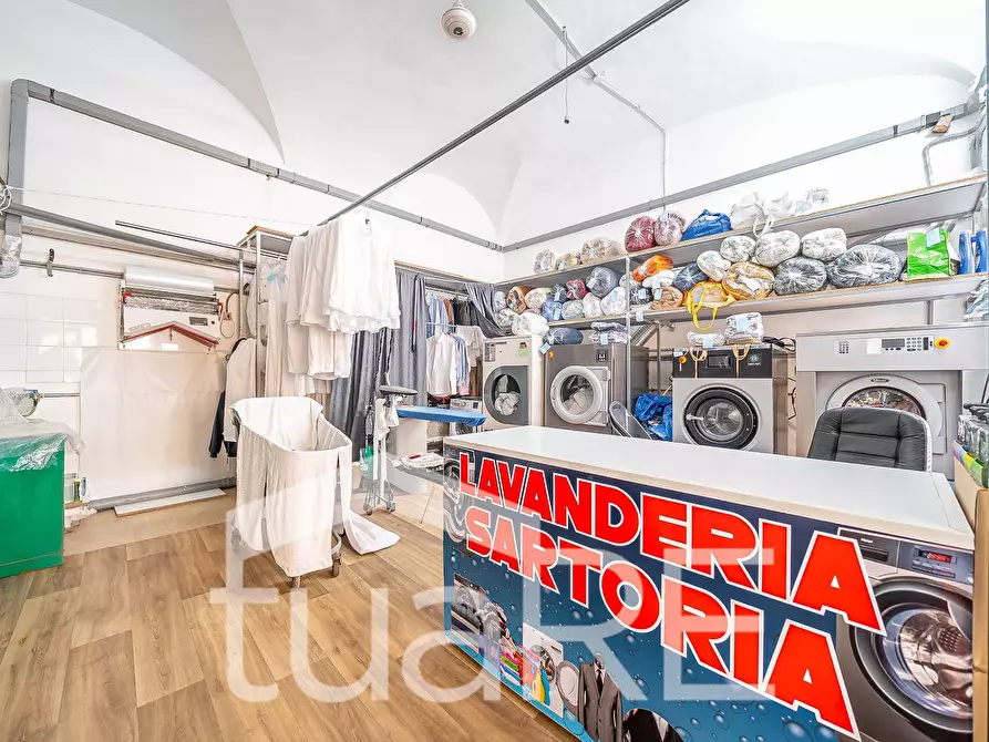 Immagine 19 di Negozio in vendita  in Via Germanico a Roma