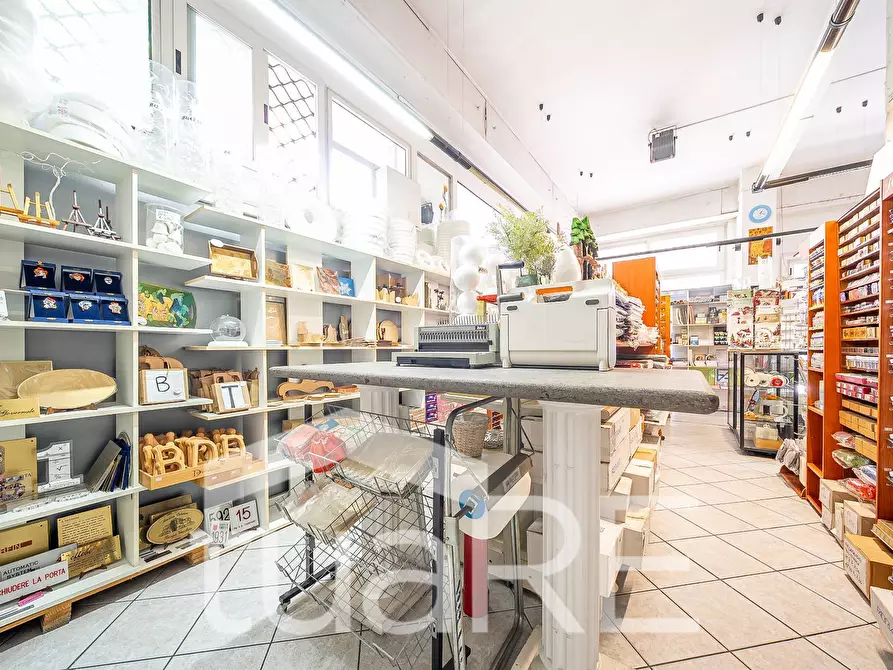 Immagine 5 di Negozio in vendita  in Via Baldo Degli Ubaldi a Roma