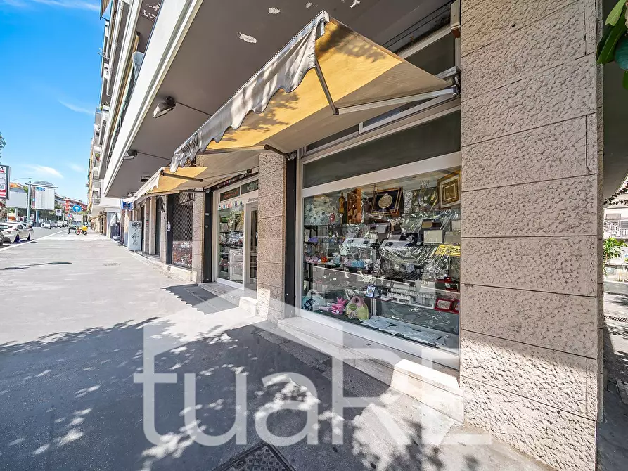 Immagine 11 di Negozio in vendita  in Via Baldo Degli Ubaldi a Roma
