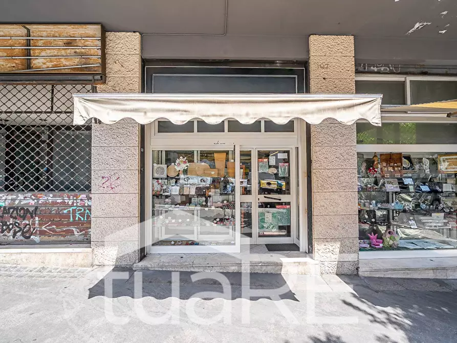 Immagine 13 di Negozio in vendita  in Via Baldo Degli Ubaldi a Roma