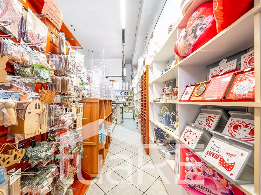 Immagine 14 di Negozio in vendita  in Via Baldo Degli Ubaldi a Roma