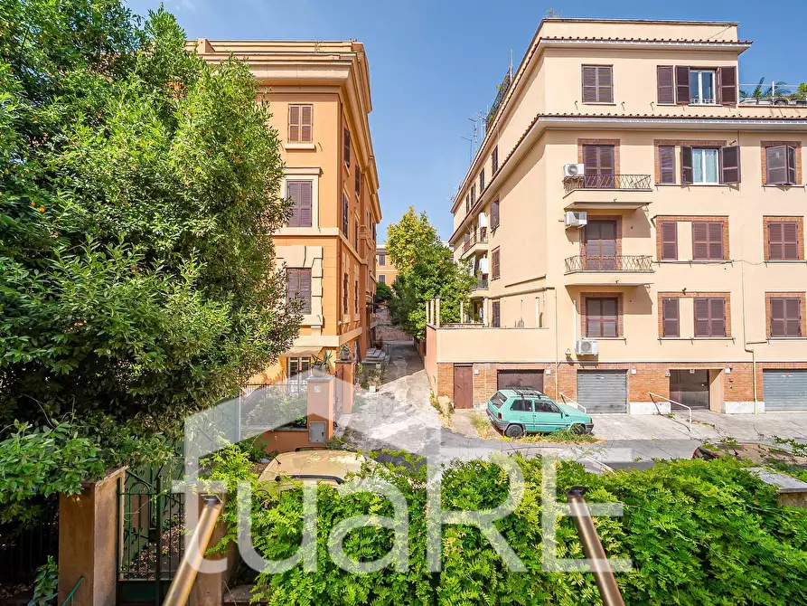 Immagine 10 di Appartamento in vendita  in Via Dei Gozzadini a Roma