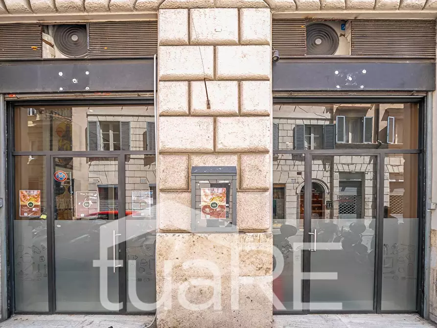 Immagine 15 di Negozio in vendita  in Via Dei Banchi Vecchi a Roma