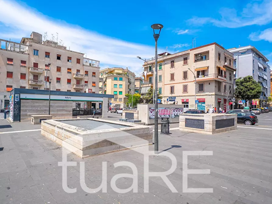 Immagine 2 di Negozio in vendita  in Piazza Dei Mirti a Roma