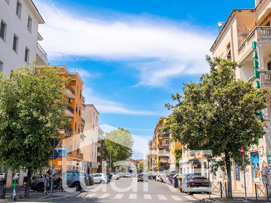 Immagine 4 di Negozio in vendita  in Piazza Dei Mirti a Roma