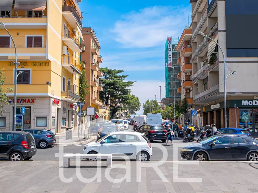 Immagine 12 di Negozio in vendita  in Piazza Dei Mirti a Roma