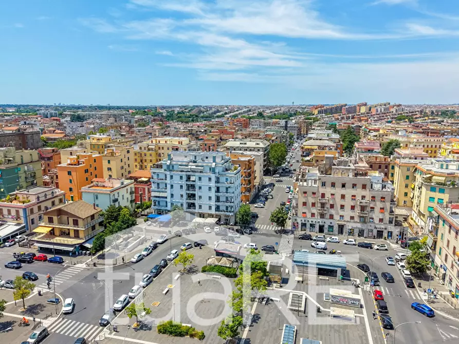 Immagine 17 di Negozio in vendita  in Piazza Dei Mirti a Roma