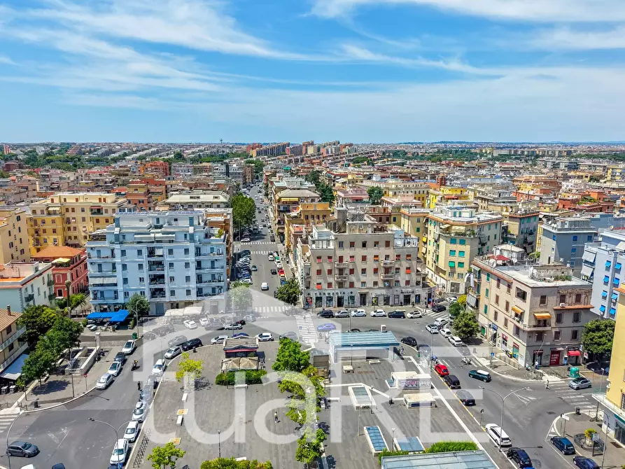 Immagine 18 di Negozio in vendita  in Piazza Dei Mirti a Roma