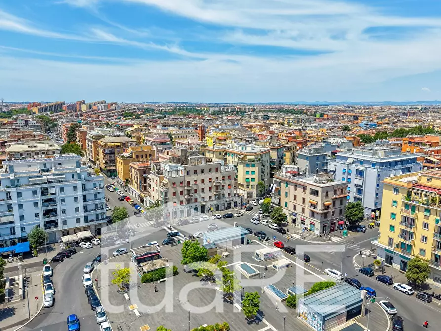 Immagine 19 di Negozio in vendita  in Piazza Dei Mirti a Roma