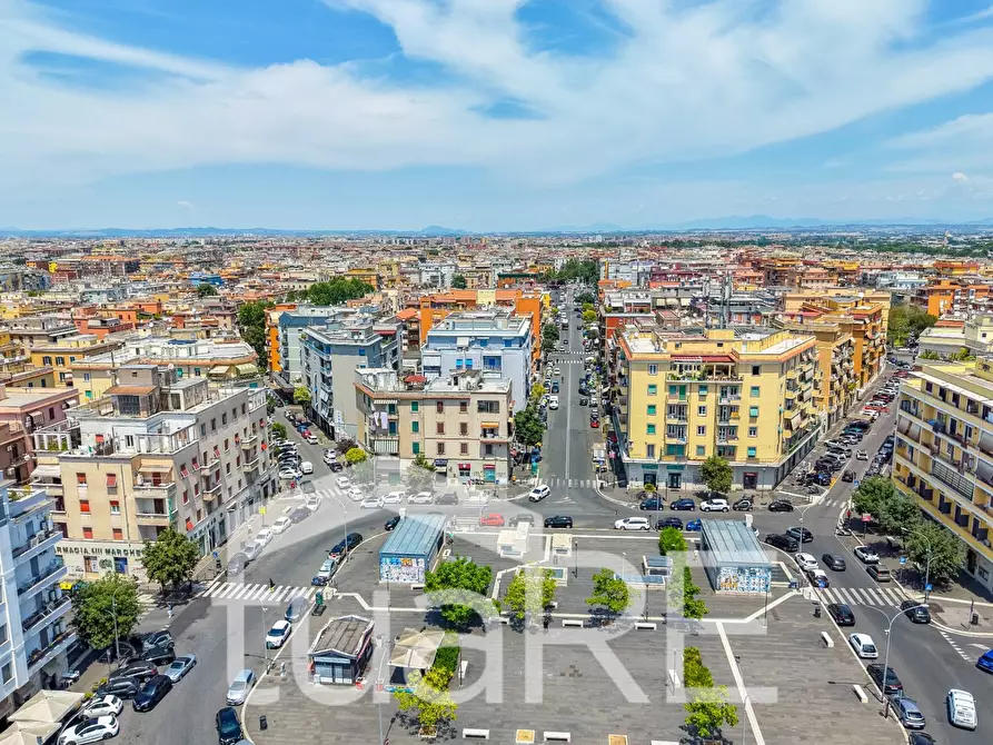 Immagine 20 di Negozio in vendita  in Piazza Dei Mirti a Roma