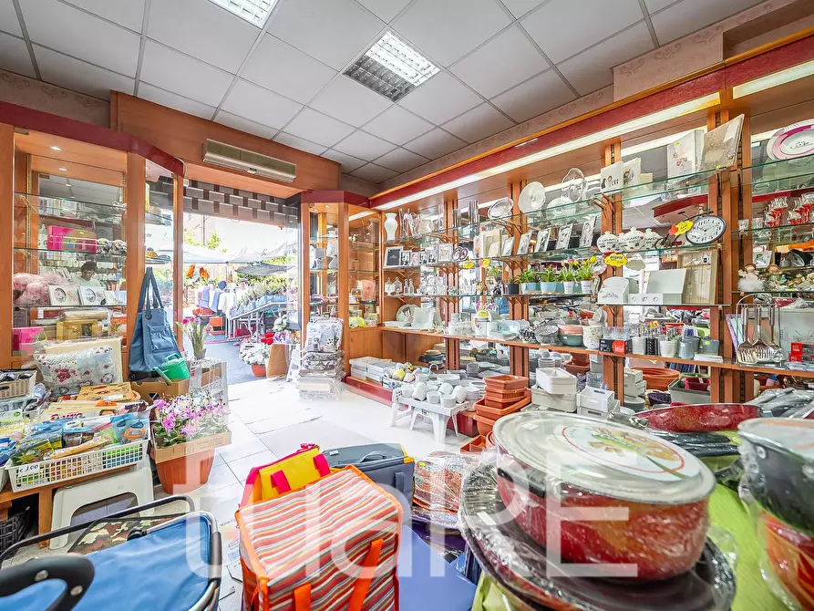 Immagine 8 di Negozio in vendita  in Via Urbano Ii a Roma