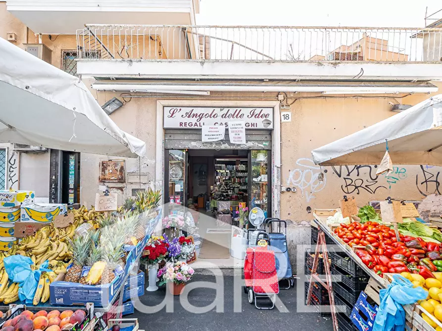Immagine 10 di Negozio in vendita  in Via Urbano Ii a Roma