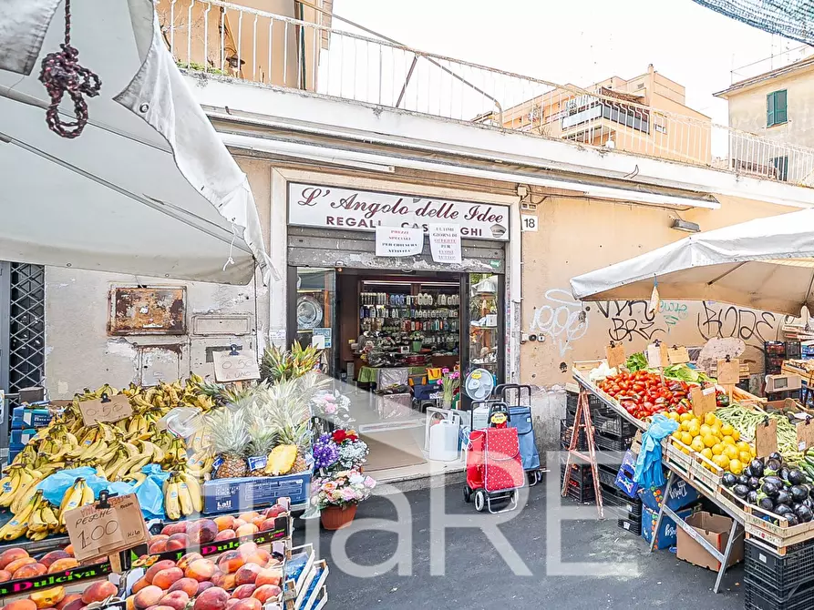 Immagine 11 di Negozio in vendita  in Via Urbano Ii a Roma
