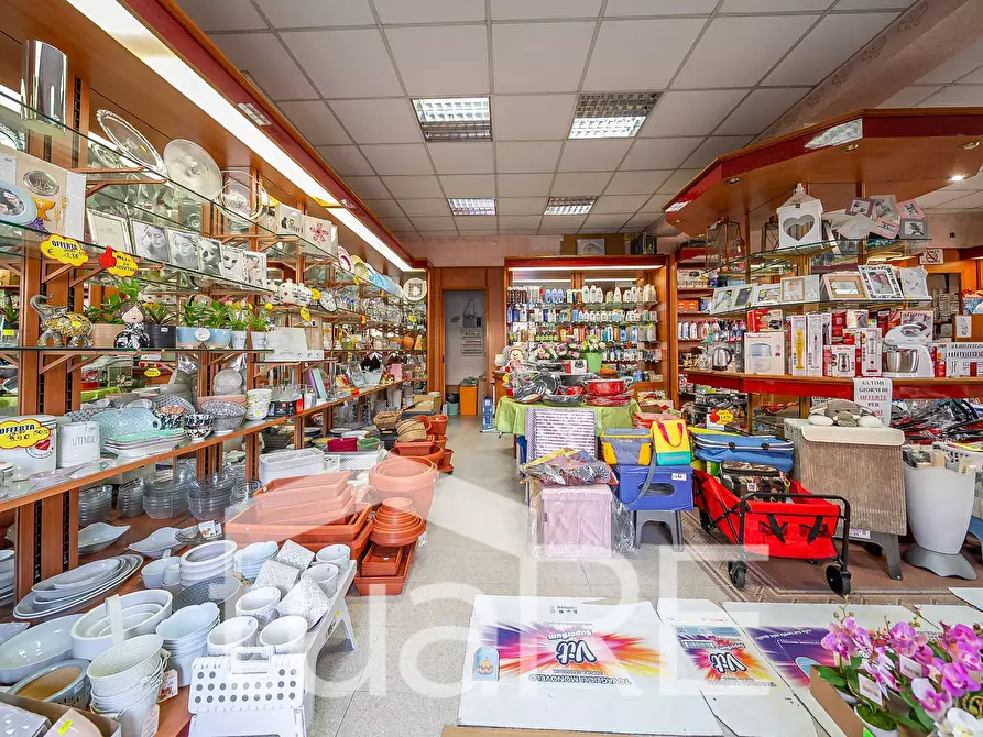 Immagine 12 di Negozio in vendita  in Via Urbano Ii a Roma