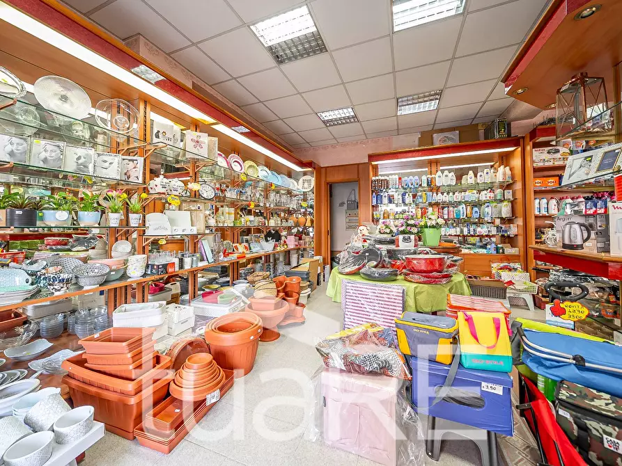 Immagine 13 di Negozio in vendita  in Via Urbano Ii a Roma